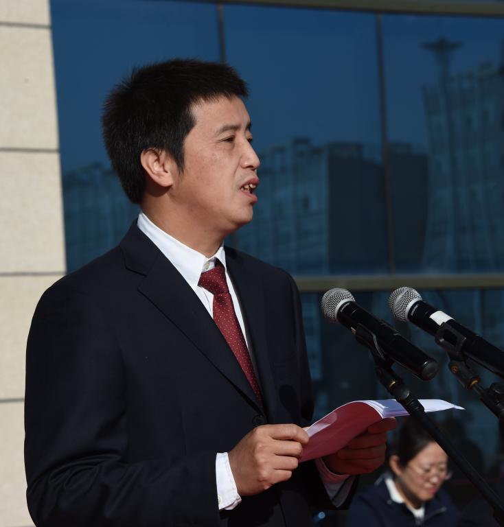 院长熊继军在2018级新生开学典礼上致辞。(摄影:郝晓东)